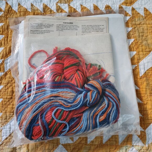 1977 Columbia Minerva Crewel Pillow Kit 14" x 14" Bright Bocade New - Picture 3 of 3